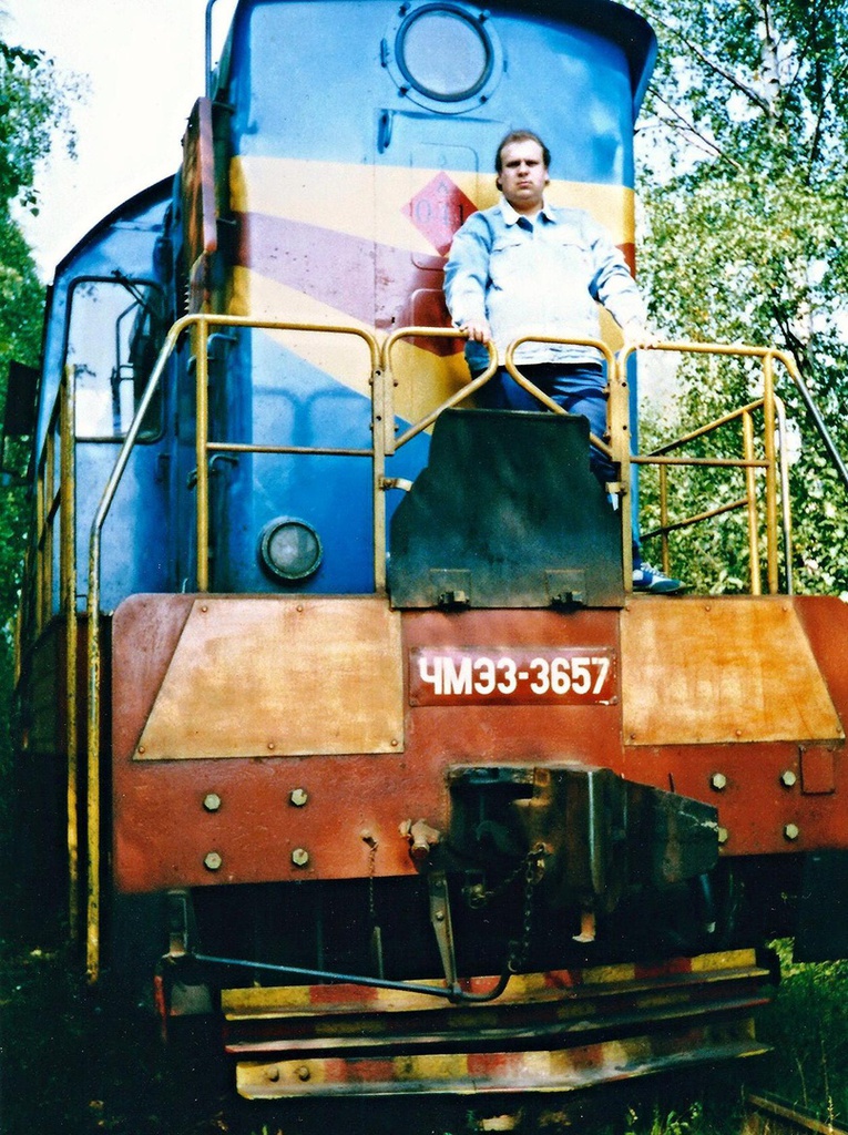 Машинист тепловоза ЧМЭ3-3657, 4 сентября 1996, Московская обл., пос. Внуково. Работаю машинистом тепловоза, подъездной путь от станции Внуково-Москва ЖД. Снимок сослуживца. Фотография из архива Андрея Владимировича Бабуха.