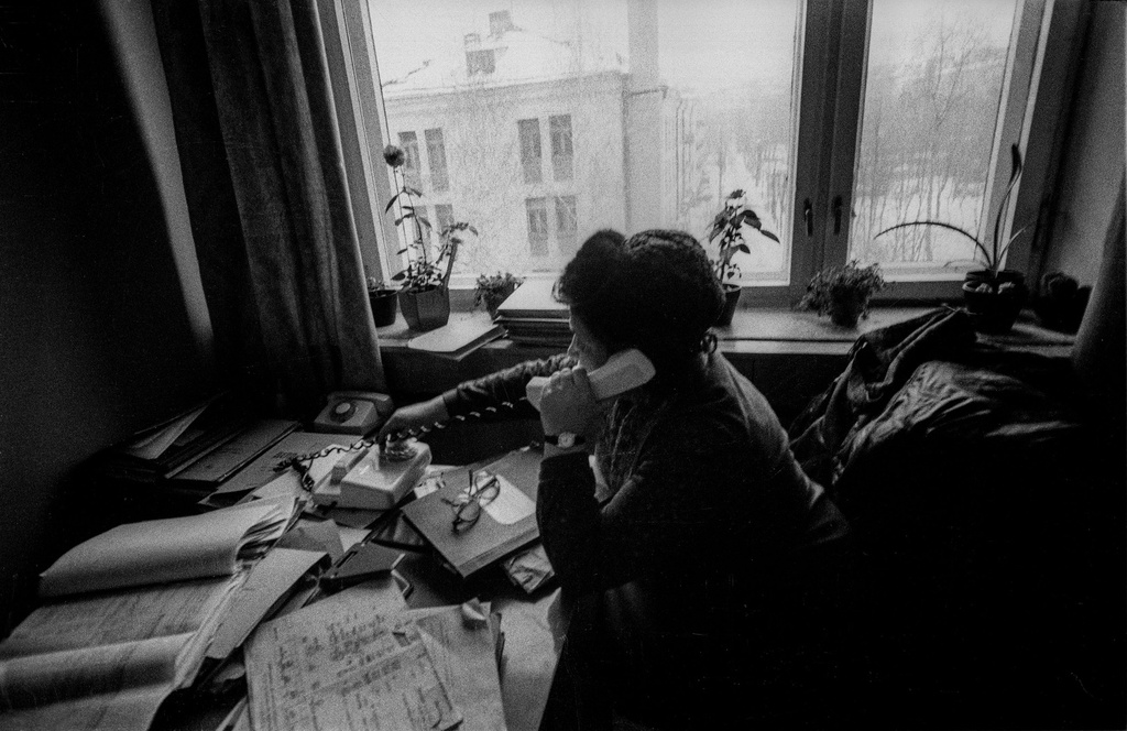 В бухгалтерии строительного управления, 1 мая 1982 - 30 ноября 1983, Белорусская ССР, Минская обл.. Из серии «Строители автодороги Москва – Минск – Брест».Выставка «У меня зазвонил телефон...» с этой фотографией.