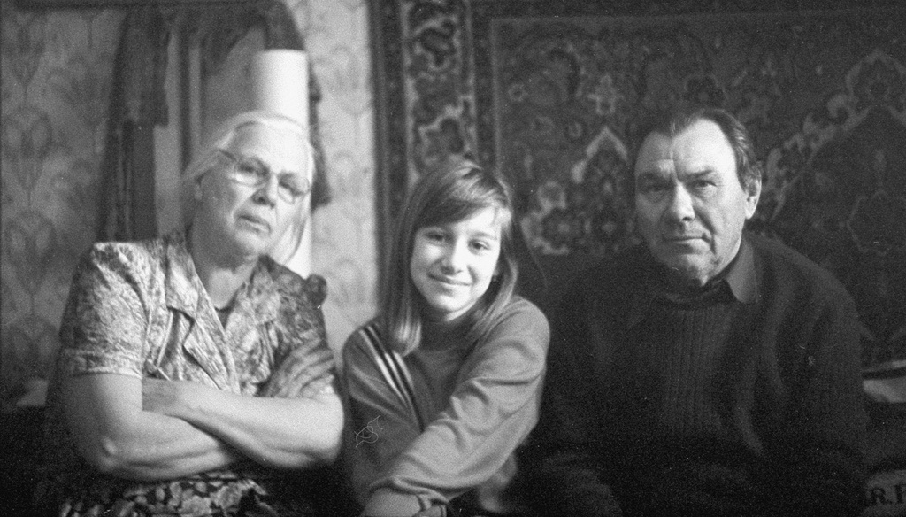 Фото "Бабушка и дедушка с внучкой", 20 апреля 1995 - 10 мая 1995, г ...