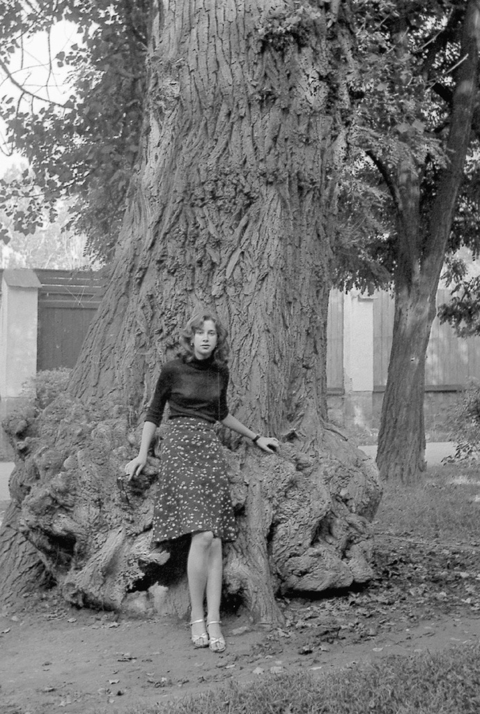 Оля Клименко у дерева, 1 - 30 августа 1978, Закарпатье, г. Мукачево. Выставка «На лето – босоножки» с этой фотографией.
