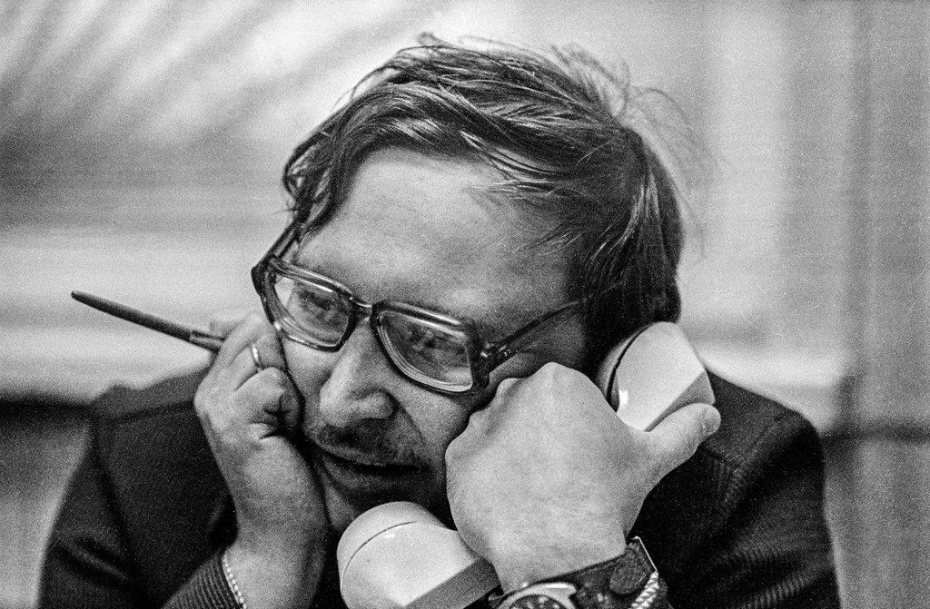 Юрисконсульт Олег Полетаев, 1 мая 1982 - 30 ноября 1983, Белорусская ССР, Минская обл.. Из серии «Строители автодороги Москва – Минск – Брест».Выставка «У меня зазвонил телефон...» с этой фотографией.