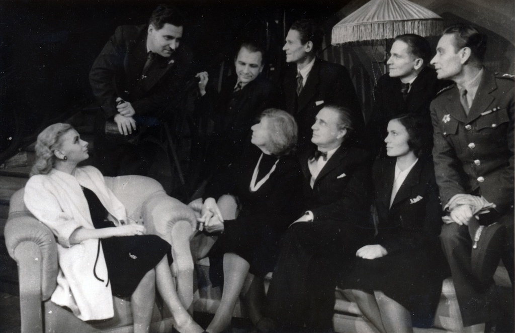 Валентина Серова и Константин Симонов, 1945 - 1949. Видео «"Ничего не отменяем. Я буду играть!"» с этой фотографией.