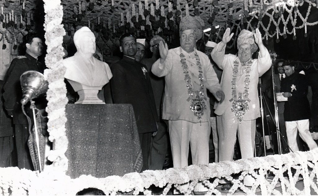 Визит Никиты Хрущева в Бирму, 1955 год, Бирма. Выставка «Лидеры СССР за границей» с этой фотографией.