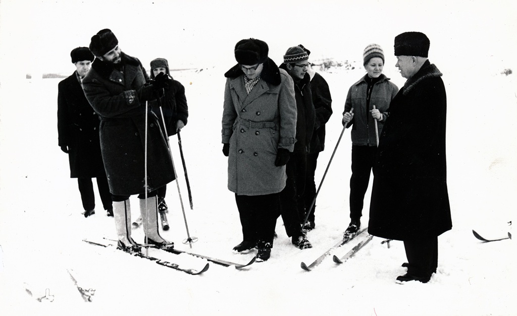 Никита Хрущев и Фидель Кастро на лыжах, 1963 год. Выставки&nbsp;«Зимние забавы. Лучшие фотографии» и «Фидель Кастро. "Так друзей не принимают"» с этой фотографией.