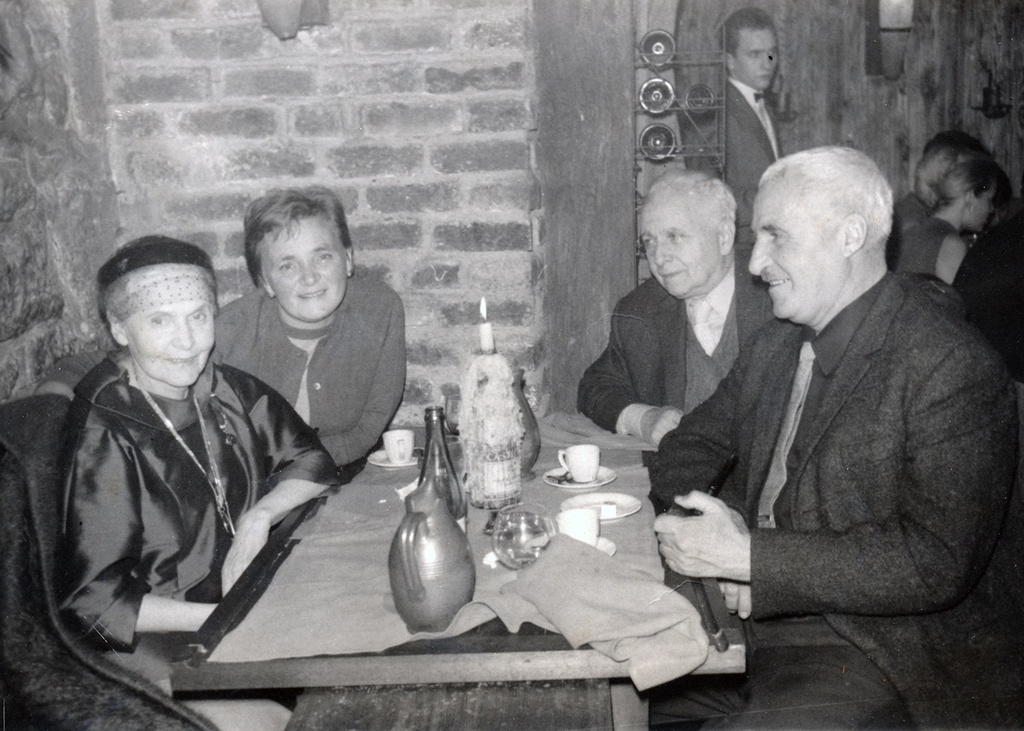Юльза Триоле, Лариса Жадова, Луи Арагон, Константин Симонов, 1973 год. Выставка «Свеча горела...» с этой фотографией.