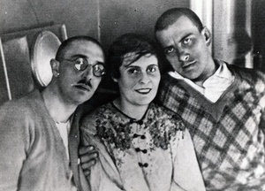Осип и Лиля Брик с Владимиром Маяковским, 1920-е. Выставка «10 лучших фотографий Владимира Маяковского», видео «"Железному поэту — железный венок". Смерть Владимира Маяковского», «ЛЮБ» с этой фотографией.