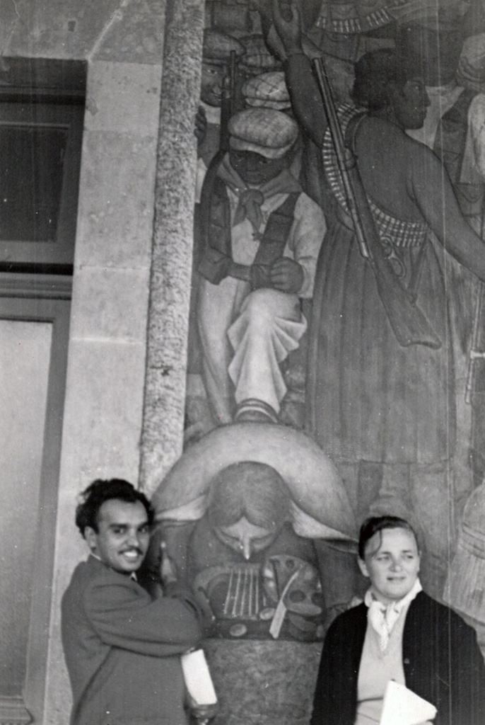 Лариса Жадова в Мексике, 1959 год, Мексика, г. Мехико. Предположительно, фреска Диего Риверы.