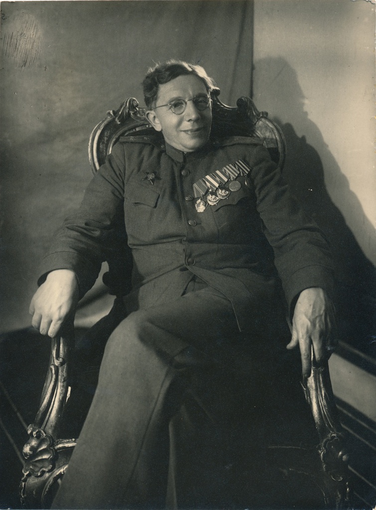 Портрет академика Сергея Юдина, 5 сентября 1945. Надпись: «Дорогой Ларочке Жадовой на пороге ее Высшего Университетского образования в Московском Университете и в день учреждения нового Университетского значка от старого друга – москвича, входившего в двери той же самой alma matris ровно 35 лет тому назад. 5 сентября 1945. академик С. Юдин».