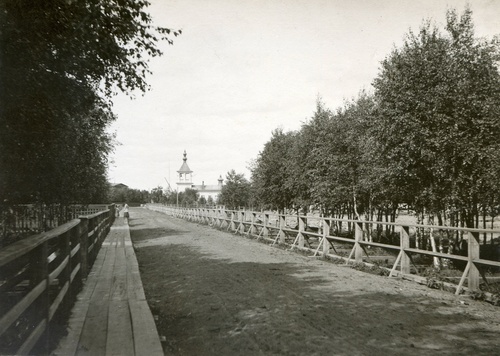 Вид на часовню с южной стороны, со стороны лесозавода компании Онежского лесного торга, 1912 год, Онежский р-н, г. Онега, пос. Поньга