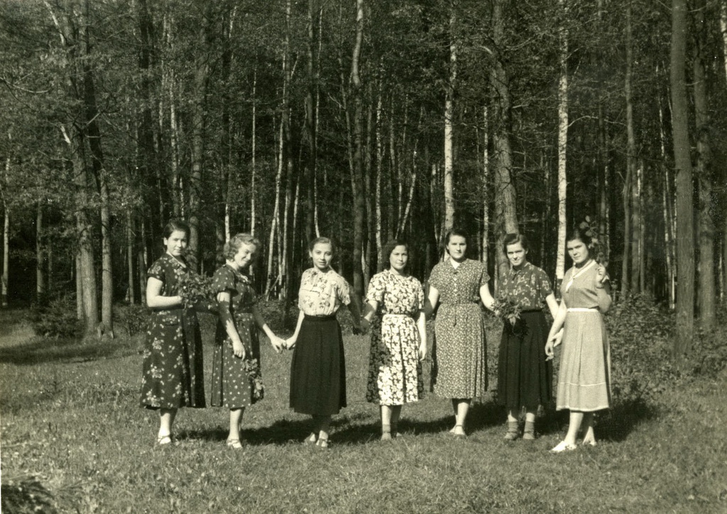 Студентки Лобненского индустриального техникума, 1 мая 1953 - 7 октября 1953, г. Лобня. Выставка «Будни 1953 года» с этой фотографией.