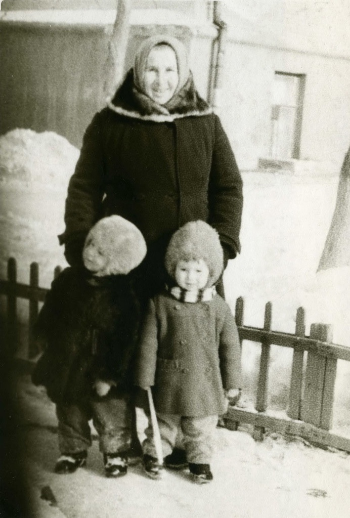 На прогулке, 2 января 1963 - 31 декабря 1964, г. Москва. Лидия Ивановна Куковкина со своей внучкой Аней (стоит справа).Выставка «Бабушки, дедушки и внуки» с этой фотографией.