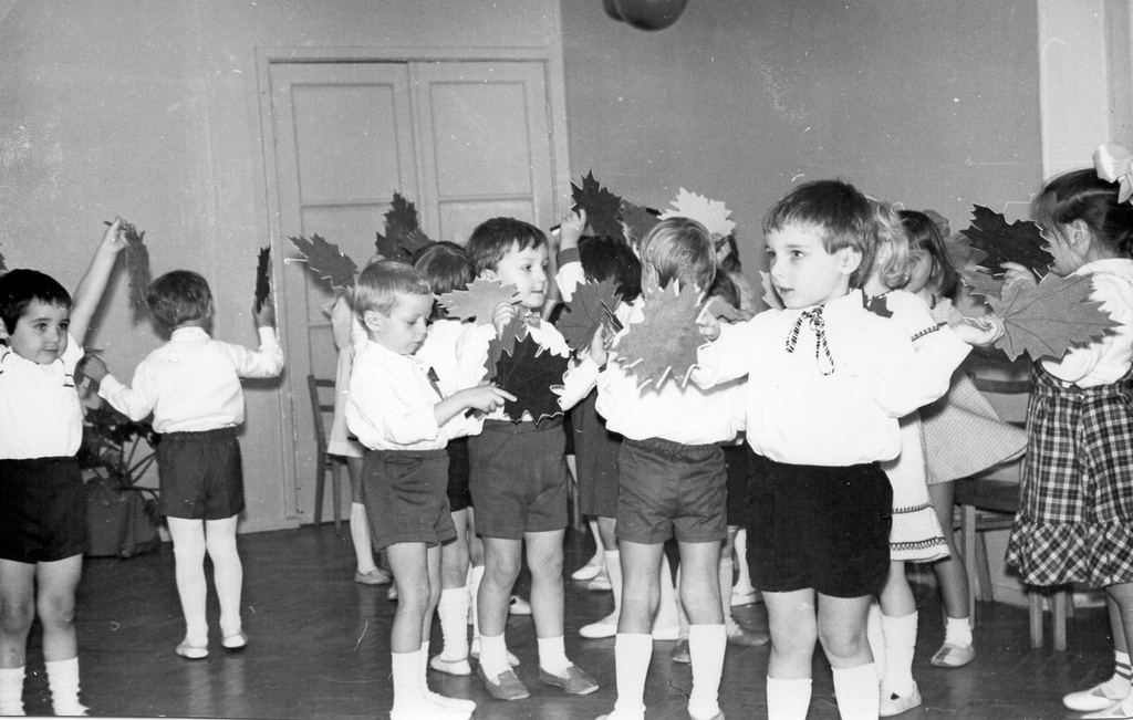Праздник осени, 24 октября 1980, г. Москва. Фотография из архива Катерины Власовой.Выставка «Без фильтров–3. Любительская фотография 80-х» с этой фотографией.