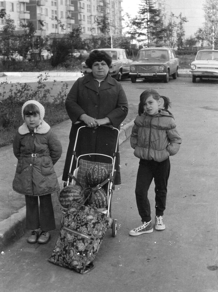 Арбузы, 31 июля 1986, г. Москва. Фотография из архива Катерины Власовой.Выставка «Без фильтров–3. Любительская фотография 80-х» с этой фотографией.