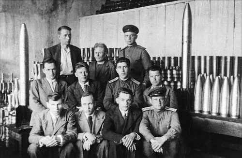 Группа работников завода № 550 и офицеры, 1946 год, пос. Саров