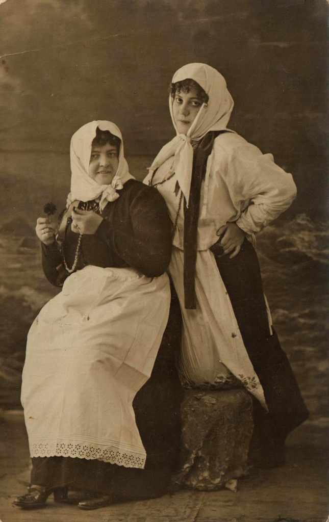 Постановочное фото. Слева Мария Жук, 1910-е. 