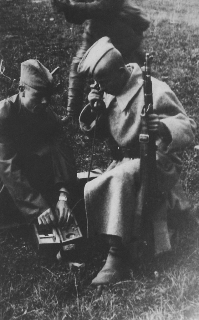 Разговор по полевому телефону, 1945 год. Выставка «Семейная память» с этой фотографией.