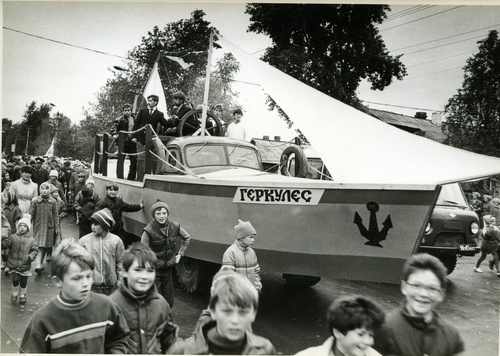 Празднование 100-летия Александра Кучина, макет судна «Геркулес» из фанеры на грузовом автомобиле, 1988 год, г. Онега