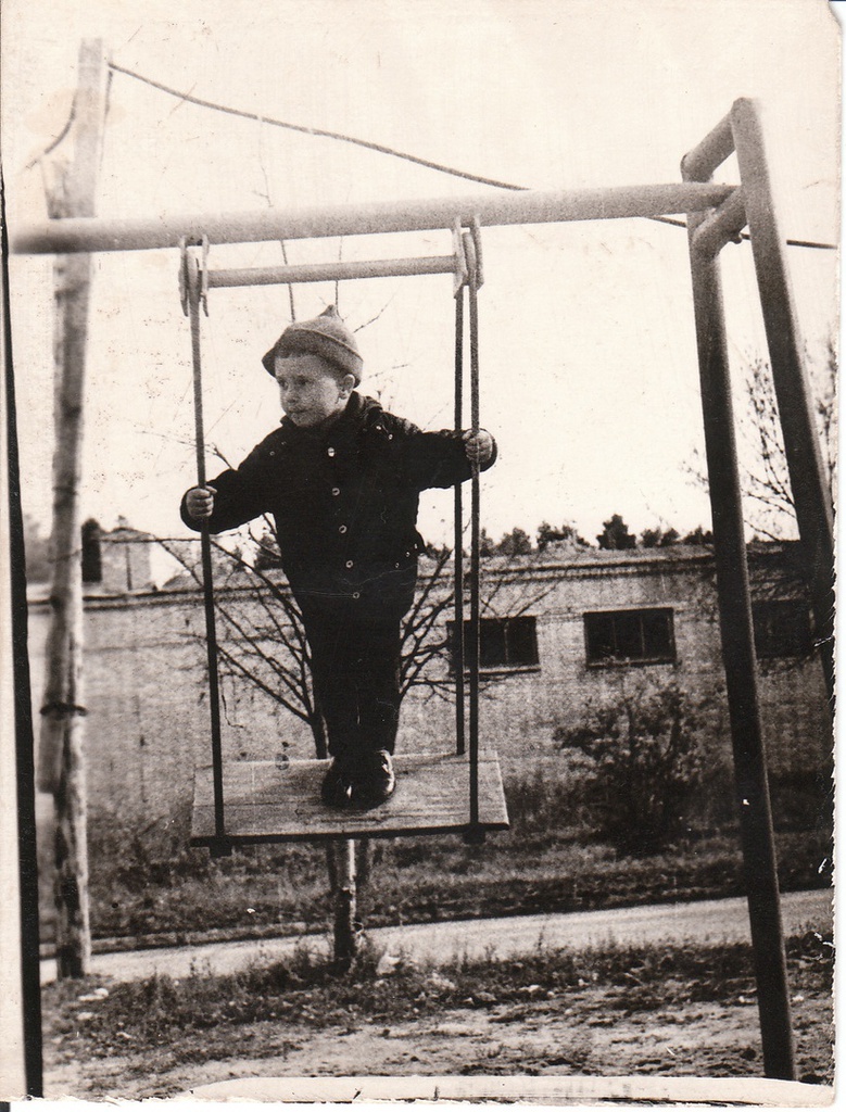 Детство. Играем на улице. Качели, 15 сентября 1973 - 15 октября 1973. Мой братишка, Виктор Александрович Бальзин, на качелях. Папа его снимает. Выставка «На качелях» с этой фотографией.