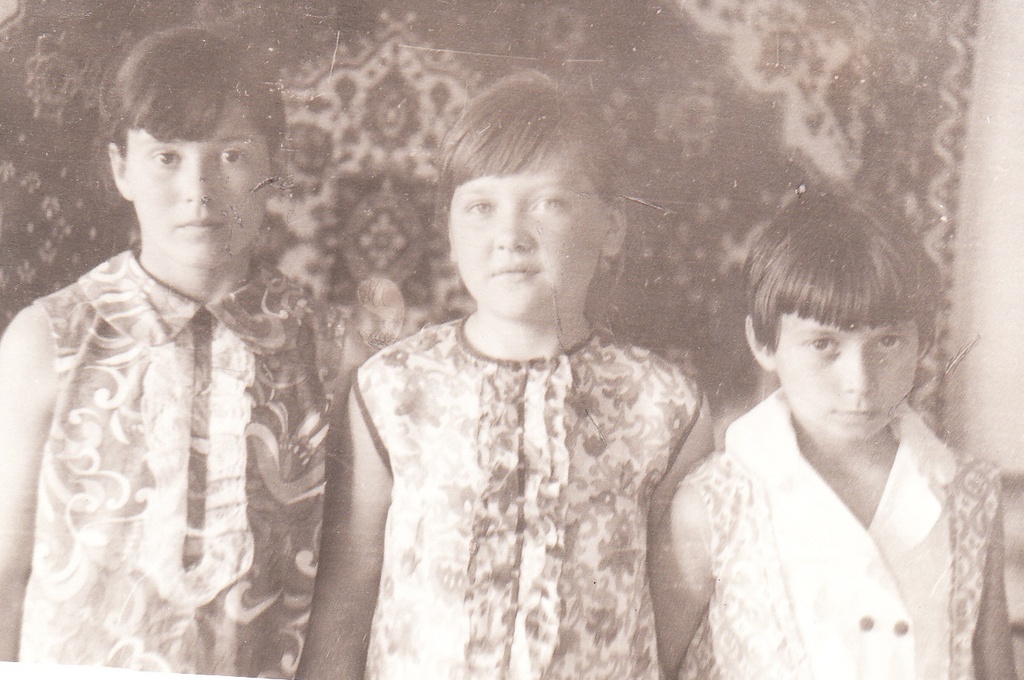 День рождения Инны Бальзиной, 8 июля 1970, Читинская обл., Оловянненский р-н, станция Безречная-1. Мне, Инне Бальзиной,  исполнилось 9 лет. У меня в гостях: Галина Сулейманова, моя подруга, и Ольга Третьякова, старшая дочка моей учительницы начальных классов Тамары Ильиничны Третьяковой, заодно еще и нашей соседки по подъезду и маминой лучшей подруги. Я стою с правого края, Галя Сулейманова с левого края и в центре Ольга Третьякова. 