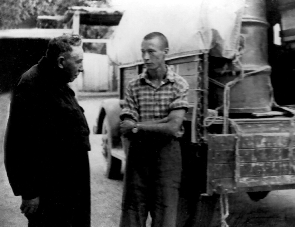 Профессор Иван Семенович Щукин и дипломник Географического факультета МГУ Лев Бондарев, июнь - август 1955, Киргизская ССР, пос. Покровка. В 1955 году Лев Георгиевич Бондарев прибыл на преддипломную полевую практику на Тянь-Шаньскую высокогорную физико-географическую станцию Академии наук Киргизской ССР, где был определен в геоморфологический отряд. Руководителем практики был директор станции Р. Д. Забиров (выпускник Географического факультета МГУ), а научным консультантом – профессор кафедры геоморфологии Географического факультета МГУ Иван Семенович Щукин. В дипломной работе «Некоторые вопросы истории рельефа Иссык-Кульской котловины» впервые была высказана идея о существовании четырех озерных террас Иссык-Куля и обосновано время их формирования. Иван Щукин дал высокую оценку дипломной работе. Село Покровка Иссык-Кульской области с 1992 года – село Кызыл-Суу. 