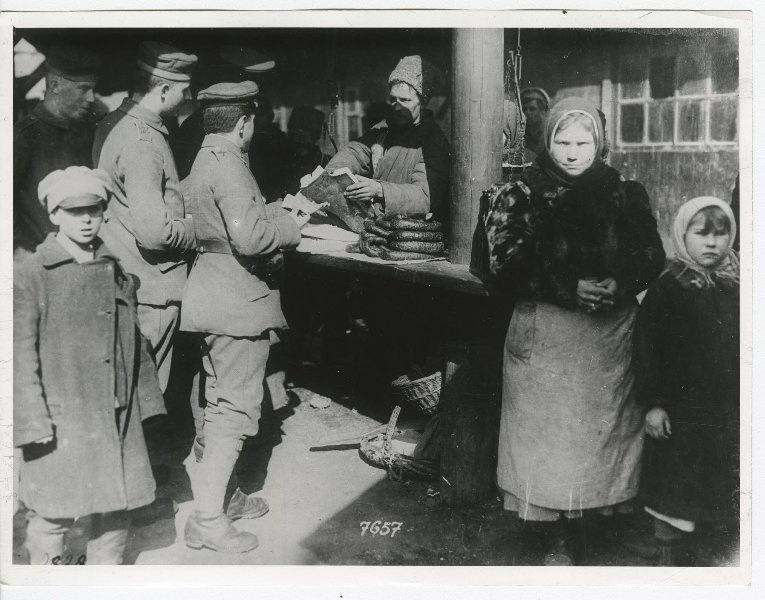 Немцы на базаре. Умань, 1918 год, Украинская Народная Республика, г. Умань. Выставка «Рыночные отношения» с этой фотографией.
