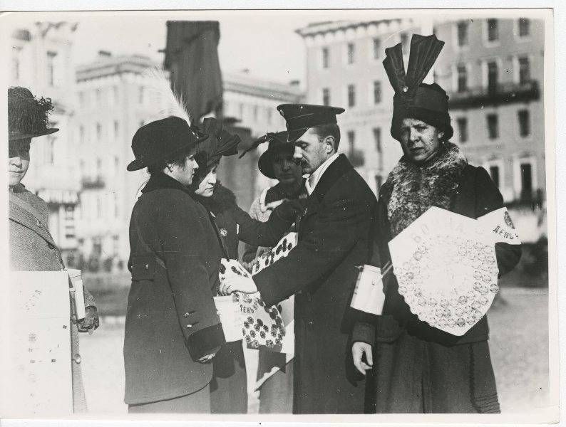 Продажа значка «Красного Креста» в день кружечного сбора пожертвований, 1915 год, г. Петроград. Выставка «Красный Крест: милосердие вне времени» с этой фотографией.&nbsp;