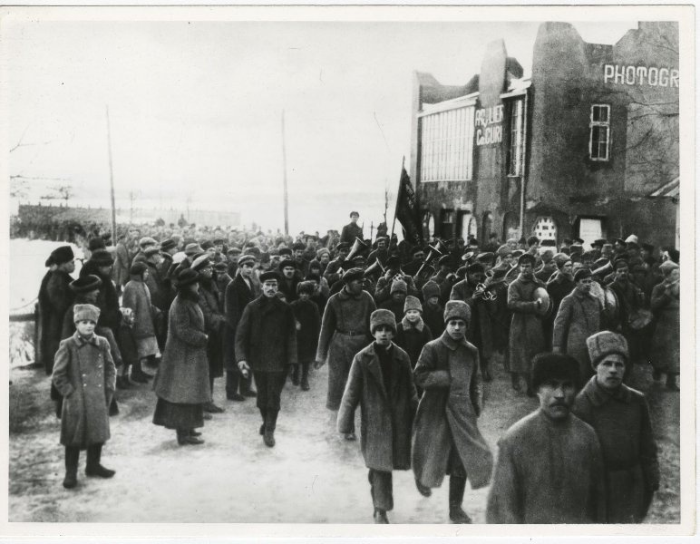 Колонна красноармейцев, вступающих в Ригу, освобожденную от немецких войск, 1918 год, Латвийская Республика, г. Рига