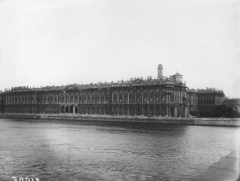 Зимний дворец, 31 августа 1914 - 31 декабря 1919, г. Петроград. В прошлом главный императорский дворец России. Нынешнее здание дворца (пятое) построено в 1754–1762 годах. Архитектор – Бартоломео Растрелли.  С июля 1917 года дворец стал резиденцией Временного правительства.
В ночь с 25 на 26 октября (7–8 ноября) 1917 года Красная Гвардия, революционные солдаты и матросы окружили дворец, который охраняли гарнизон юнкеров и женский батальон. 26 октября (8 ноября) дворец был взят, Временное правительство арестовано.&nbsp;Сейчас Санкт-Петербург.