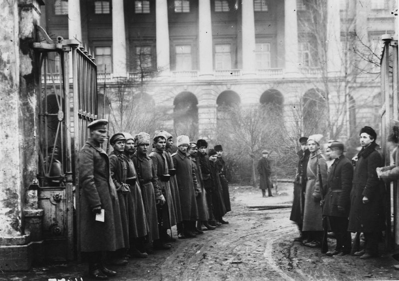 Фото "У ворот Смольного", октябрь 1917, г. Петроград - История России в фотографиях