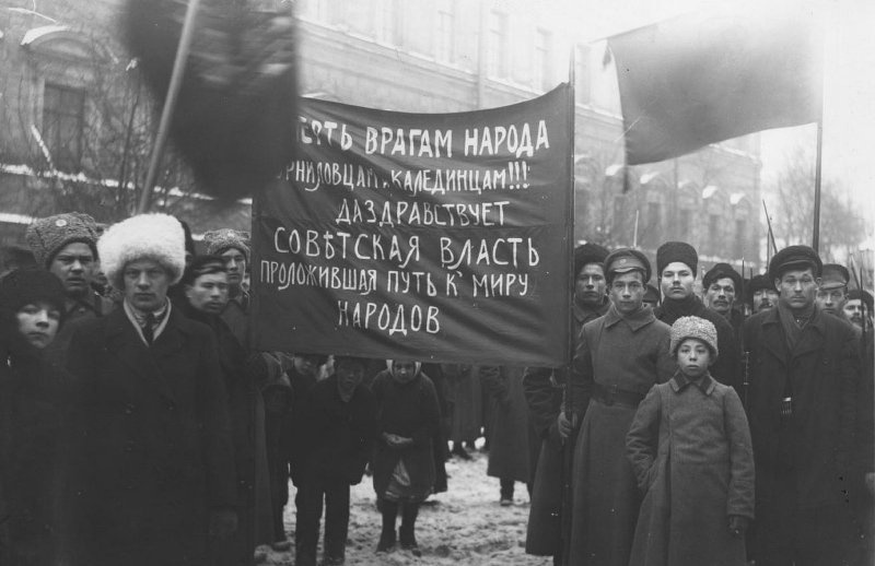 Демонстрация в поддержку мирной политики Советской власти, декабрь 1917. Выставка&nbsp;«Теперь мы без яти» с этой фотографией.&nbsp;