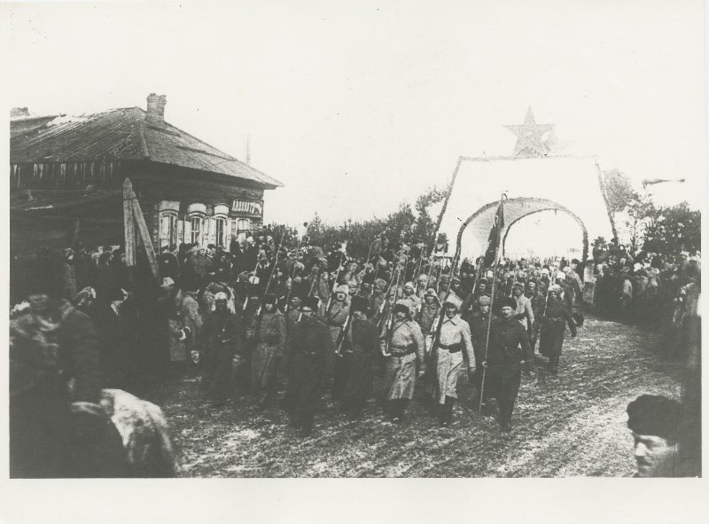 Красная армия входит в Иркутск, 1920 год, г. Иркутск. Выставка «Иркутск» с этой фотографией.