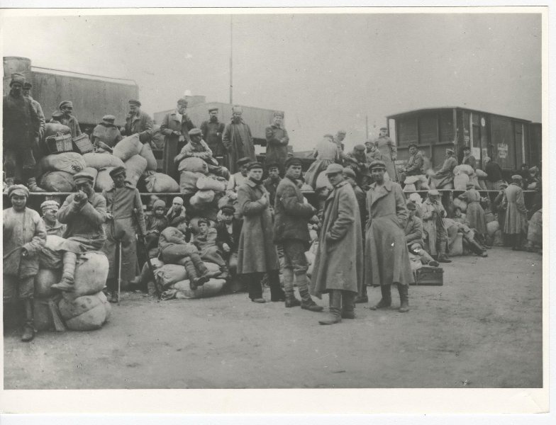 Мешочники, 1918 год. Люди, занимавшиеся мелкой торговлей продовольствием во время Гражданской войны в России. Название происходит от мешков, в которых они перевозили товар.Видео «Помгол: голодные игры советской власти» с этим снимком.