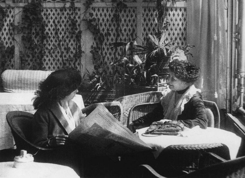 Дамы в кафе, май 1917, г. Петроград. Выставка «Говорить на одном языке» с этой фотографией.