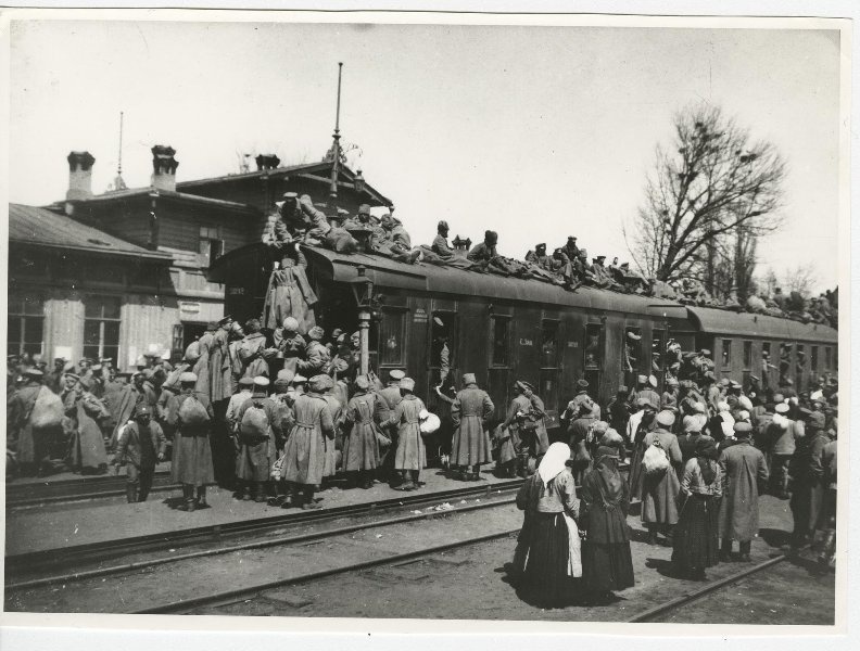 Солдаты покидают фронт, июль 1917. Выставка «История страны под стук колес» с этой фотографией.
