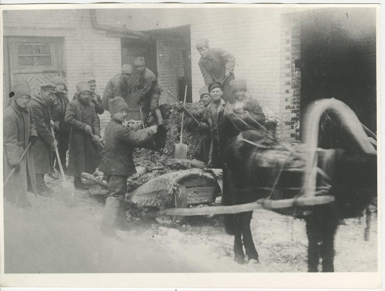 Очистка двора, 1920-е. Выставка «По России на санях» с этой фотографией.