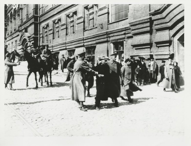Во время ареста за антисоветскую агитацию, 1918 год, г. Москва. Выставка «Под арестом» с этой фотографией.