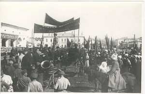 Митинг по поводу провозглашения Дальневосточной республики, апрель 1920, г. Верхнеудинск. С 1934 года – город Улан-Удэ.&nbsp;В апреле – октябре 1920 года Верхнеудинск был столицей Дальневосточной республики (ДВР), просуществовавшей до 1922 года.&nbsp;Выставка «20 фотографий 1920» с этой фотографией.