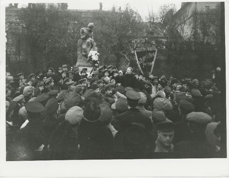 Митинг на открытии памятника русскому поэту Ивану Никитину, 3 ноября 1918, г. Москва. Памятник был открыт 3 ноября 1918 года на Театральной площади у Китайгородской стены. Демонтирован в августе 1919 года. Скульптор – Александр Блажиевич.