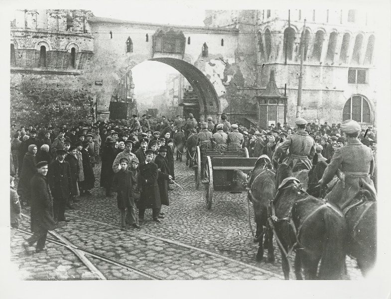 Колонны демонстрантов на улицах Москвы, 7 ноября 1918, г. Москва. Выставка «7 Ноября. Демонстрации, митинги, парады» с этой фотографией.&nbsp;