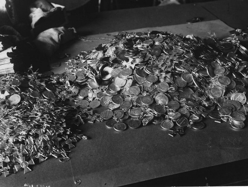 Медали, Георгиевские кресты, пожертвованные солдатами на нужды революции, май 1917, г. Петроград. Выставка «Хроника Якова Штейнберга» с этой фотографией.