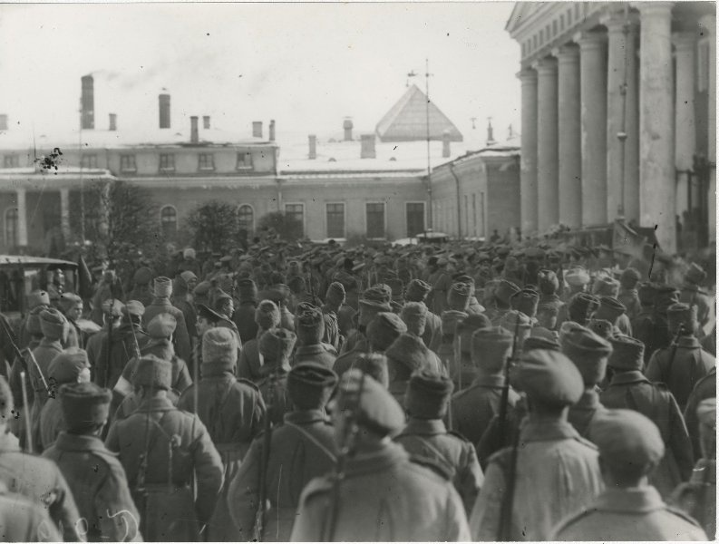 Солдаты у Таврического дворца, февраль 1917, г. Петроград. С началом Февральской революции в Таврическом дворце разместились Временный комитет Государственной думы, а затем и Временное правительство (до июля 1917 года), здесь же возник Петроградский совет рабочих депутатов. До переезда в августе 1917 года в Смольный в Таврическом дворце заседал ВЦИК Советов.&nbsp;Сейчас Санкт-Петербург.