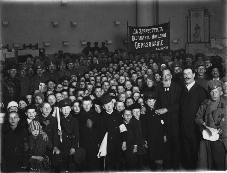 Учащиеся и преподаватели городского училища, май 1917, г. Петроград. Выставка «Лицо российского учителя в XX веке» с этой фотографией.