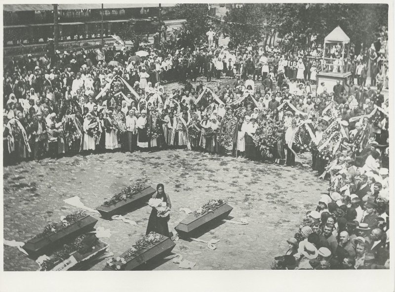 Похороны убитых в бою, 1919 год. Выставка «19 фотографий 1919» с этим снимком.&nbsp;