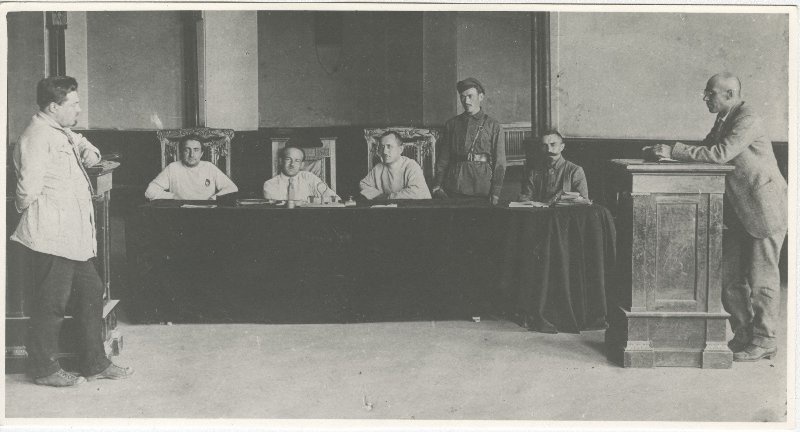 Суд по делу Александра Перхурова, 20 мая 1922 - 19 июля 1922, г. Ярославль. Александр Перхуров (сидит крайний справа) – генерал-майор, руководитель антибольшевистского восстания в Ярославле 6–22 июля 1918 года. 20 мая 1921 был арестован по обвинению в руководстве Ярославским восстанием и отправлен в Москву. 19 июля 1922 был осужден в Ярославле показательным судом и расстрелян во дворе Ярославской губернской ЧК (ныне улица Собинова, дом 48) по приговору выездной Военной коллегии Верховного ревтрибунала.Фильм «30 лет совести» с этой фотографией.