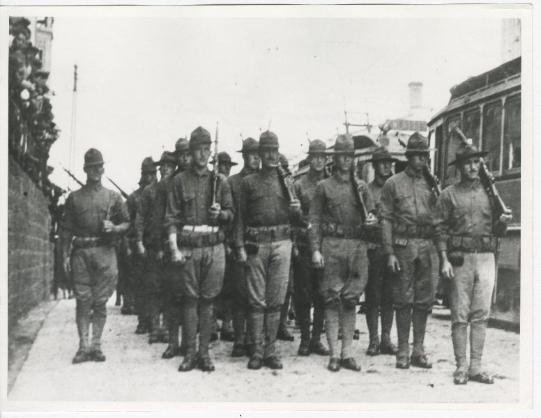 Американские интервенты, август - декабрь 1918, г. Владивосток. Американские силы на Дальнем Востоке составляли 7 950 человек под командованием генерал-майора Уильяма Грейвса. Это были 27-й и 31-й полки Армии США вместе с большим количеством добровольцев из 13-го, 62-го и 12-го полков. Американцы начали прибывать во Владивосток во второй половине августа 1918 года. Грейвс объявил, что он будет проводить политику «невмешательства во внутренние дела России» и «полного нейтралитета», то есть одинакового отношения к колчаковским силам и красным партизанам. После поражения колчаковских войск в конце 1919 года пребывание иностранных сил на российской территории потеряло смысл. Последний американский солдат покинул российский Дальний Восток 1 апреля 1920 года.