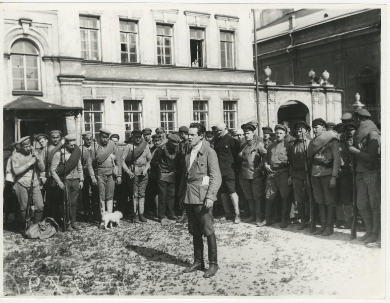 Выступление пропагандиста перед батальоном в Петропавловской крепости, 1920 год, г. Петроград. Выставка «20 фотографий 1920» с этой фотографией.