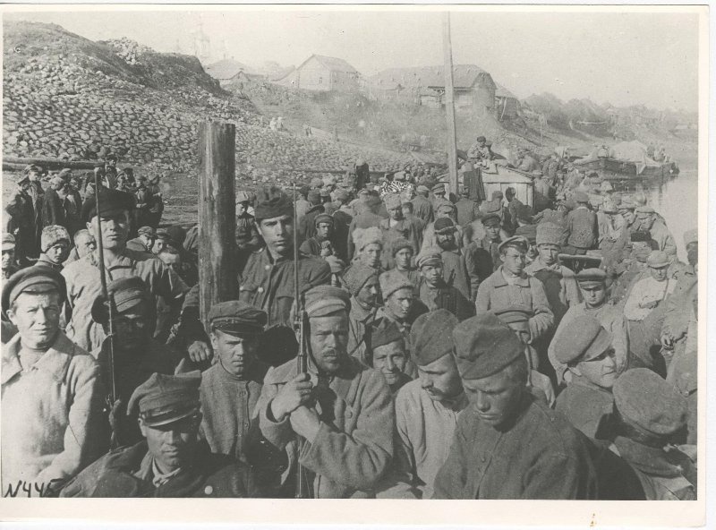 Посадка пленных польских солдат на пароходы, 1919 - 1921. Выставка «Первая война Советской России» с этой фотографией.