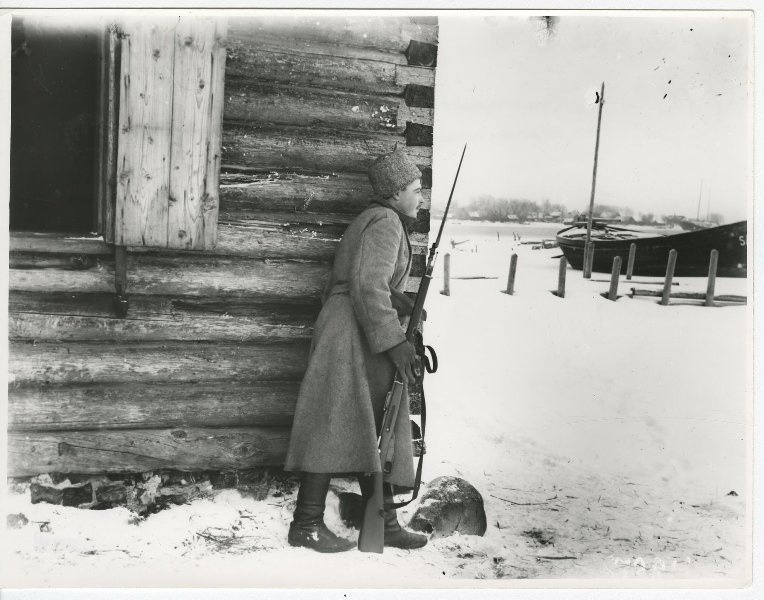 Красноармеец на посту. Юденичский фронт, 1919 год
