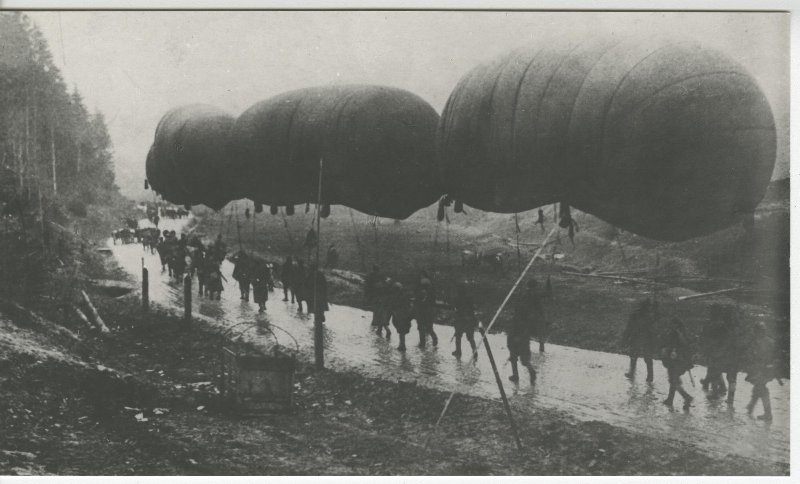 Переноска газгольдеров на Южном фронте, 1919 год. Выставка «19 фотографий 1919» с этим снимком.&nbsp;