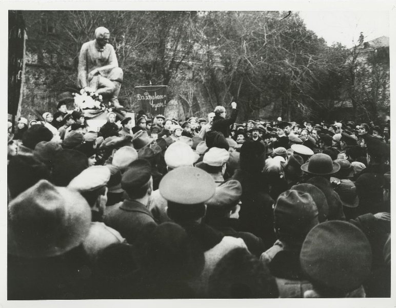 Сергей Есенин выступает на митинге на открытии памятника Алексею Кольцову, 3 ноября 1918, г. Москва. Выставка «Россия в 1918 году» с этой фотографией.